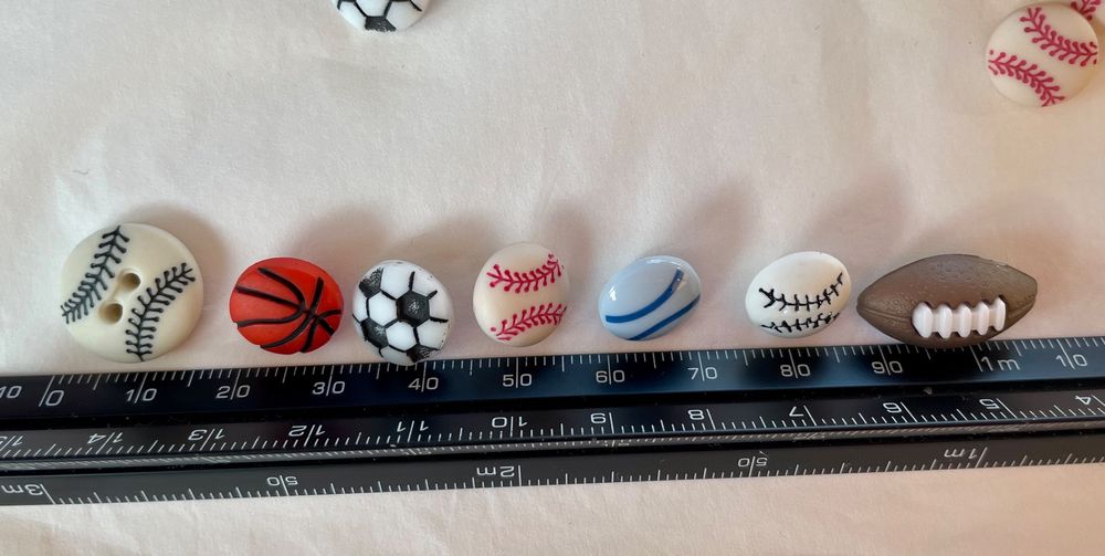 Sports buttons - 7 different designs & 3x Dress It Up packs (Neu und ...