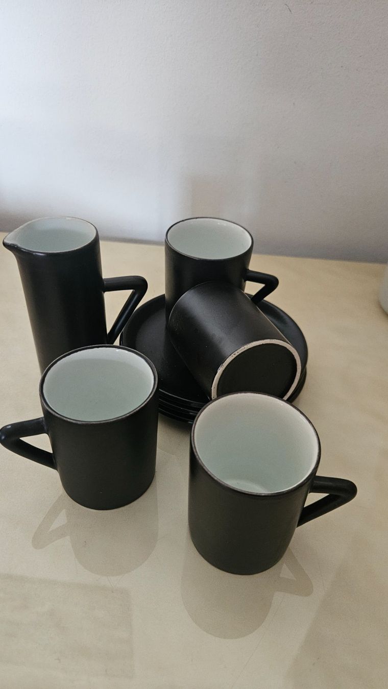 Set di piatti: Servizio da caffè nero x4pp (non completo) – Usato da Melano venduto da H-Sara