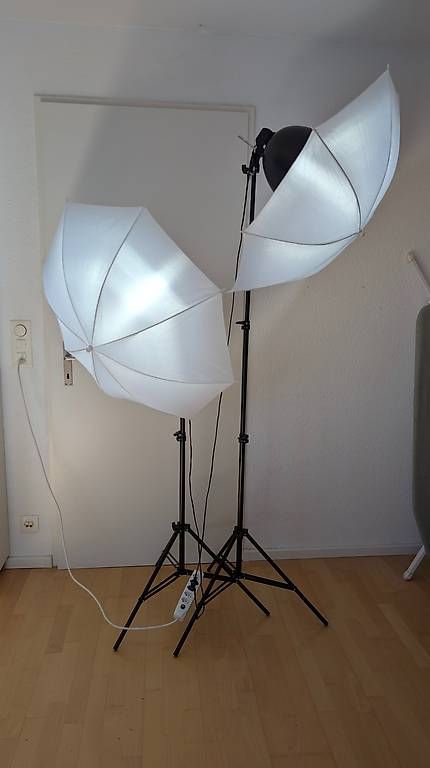 Lampade: 2er Set Studioleuchte Reflektor und Schirm und Stativ – Usato da Bremgarten b. Bern venduto da Flintli