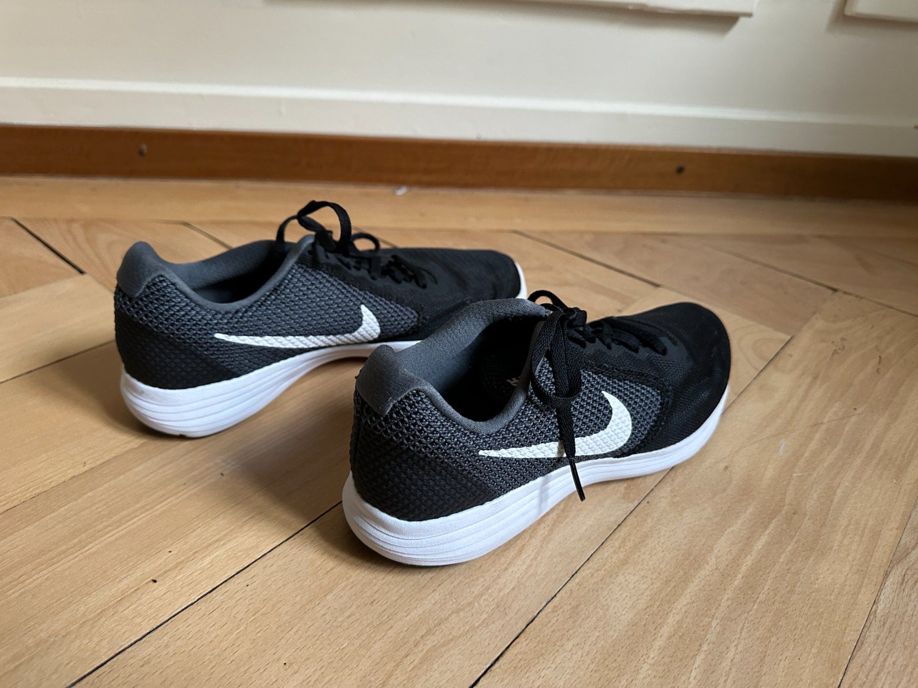 Nike Scarpe da donna: NIKE - Sneaker Laufschuh schwarz-grau 40 – Usato da Zürich venduto da Diazaio 2