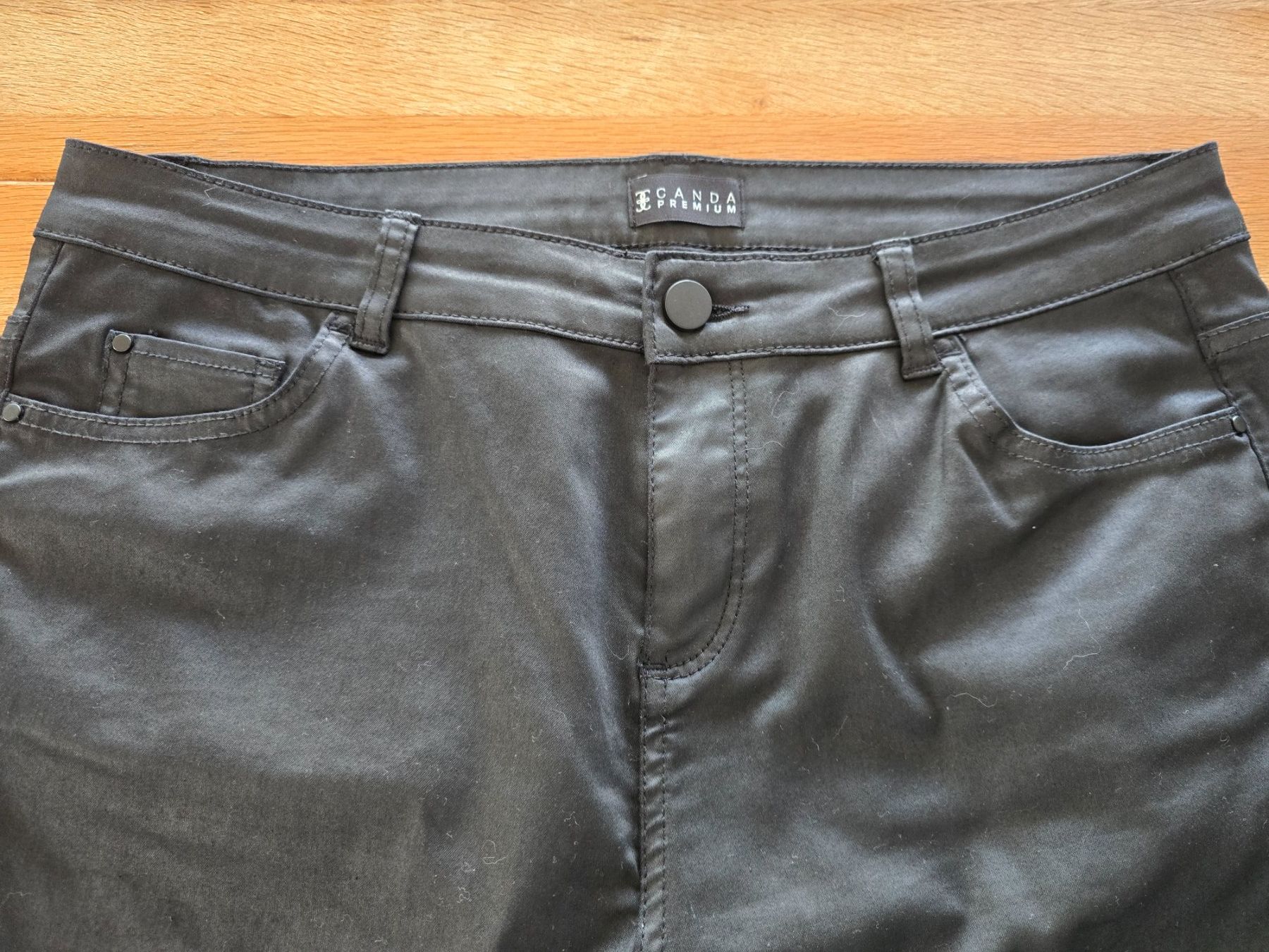 Jeans: SCHWARZE "JEANS" GLÄNZEND...GR 42 , NEU!! – Nuovo (secondo la descrizione) da Möriken AG venduto da rowyta 1