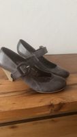 Damen Pumps braun mit Riemen Grösse 38 gebraucht