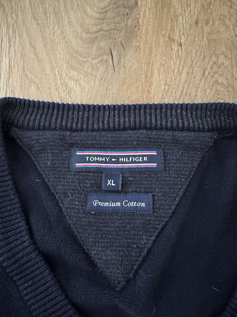 Tommy Hilfiger Maglioni & Felpe: Tommy Hilfiger Pullover V-Ausschnitt Dunkelblau – Nuovo (secondo la descrizione) da Busswil BE venduto da verowo 2