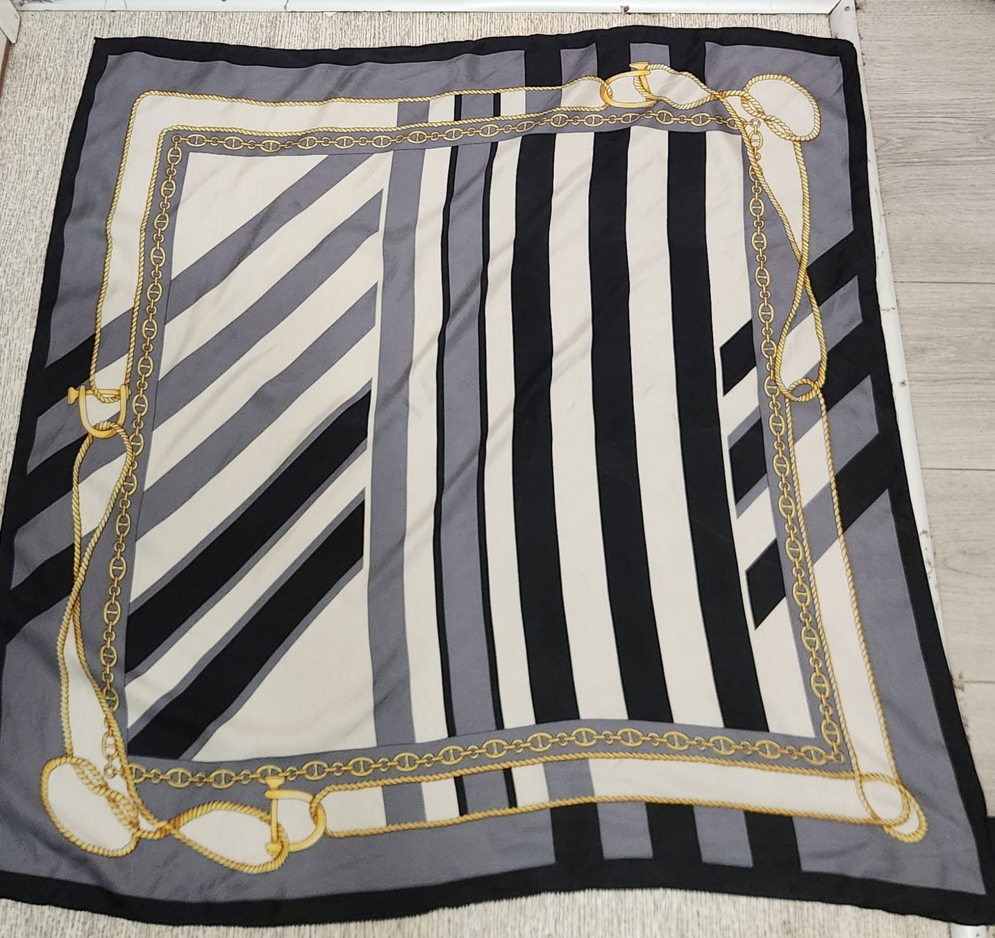 Foulard & Sciarpe: Foulard Cejon 100% Soie  – Usato da Niedergösgen venduto da Eva2410
