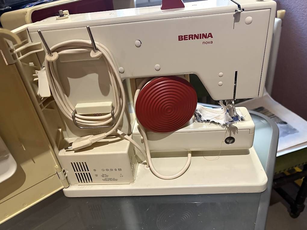 Macchine da cucire: Machine à coudre Bernina 900 – Usato da La Chaux-de-Fonds venduto da reg_yw68