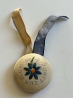 Anhänger mit Blumenstickerei und Bändern 1918(S38)