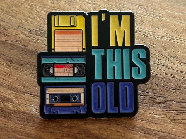 Placchette & Badge: Retro Pin I'm this old – Nuovo e nell'imballaggio originale da Geneve venduto da vane267