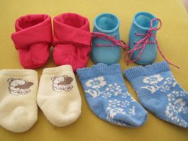 2 X SOULIERS 2 X CHAUSSETTES POUR POUPEE