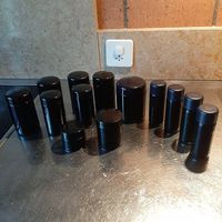 Diverse Gläser aus Schwarzglas