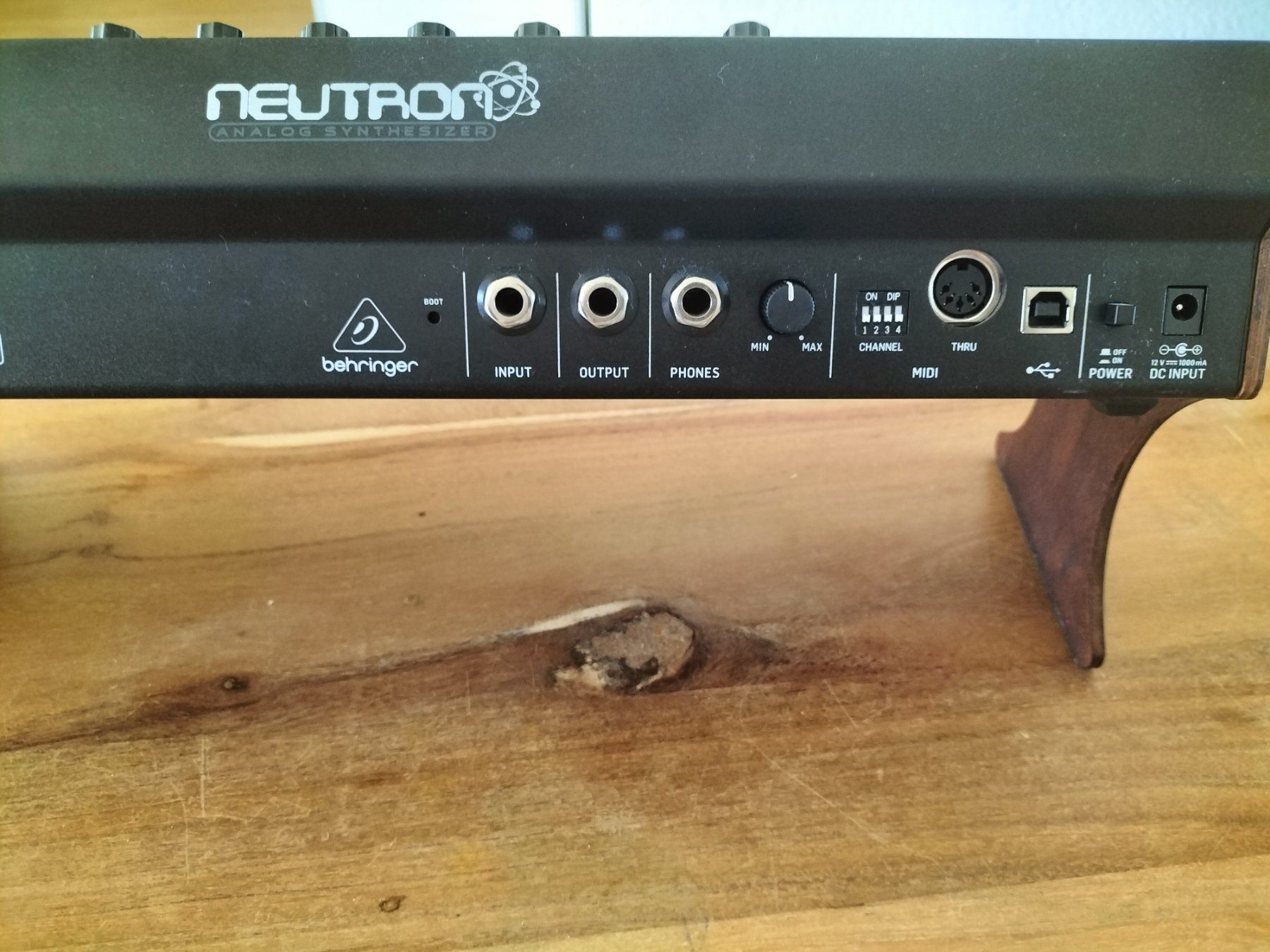 Behringer Strumenti musicali: Synthesizer Behringer Neutron analog – Usato da Olten venduto da LarryRampage 4