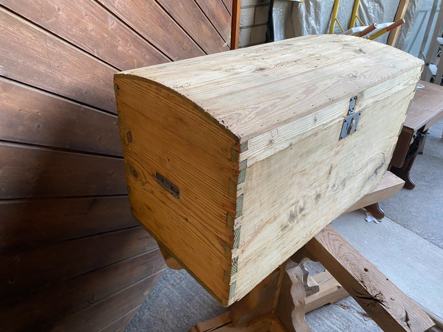 Cassapanche: ART 495-G Bahut bombé sapin sablé – Usato da Pont-La-Ville venduto da BCMGLEAL 1