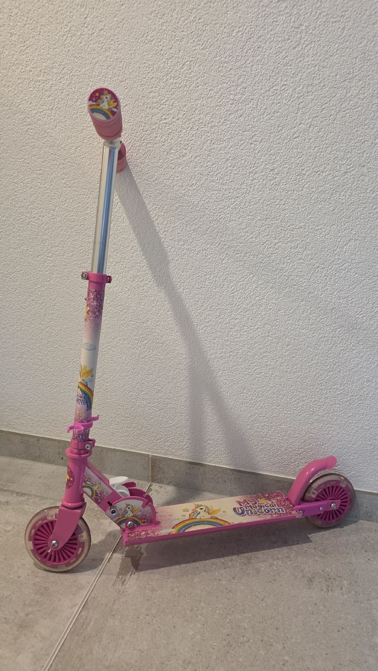 Veicoli per bambini: Pinker Kinderscooter mit Einhorn Design, Top Zustand! – Usato da Kirchberg BE venduto da Nicolanextra