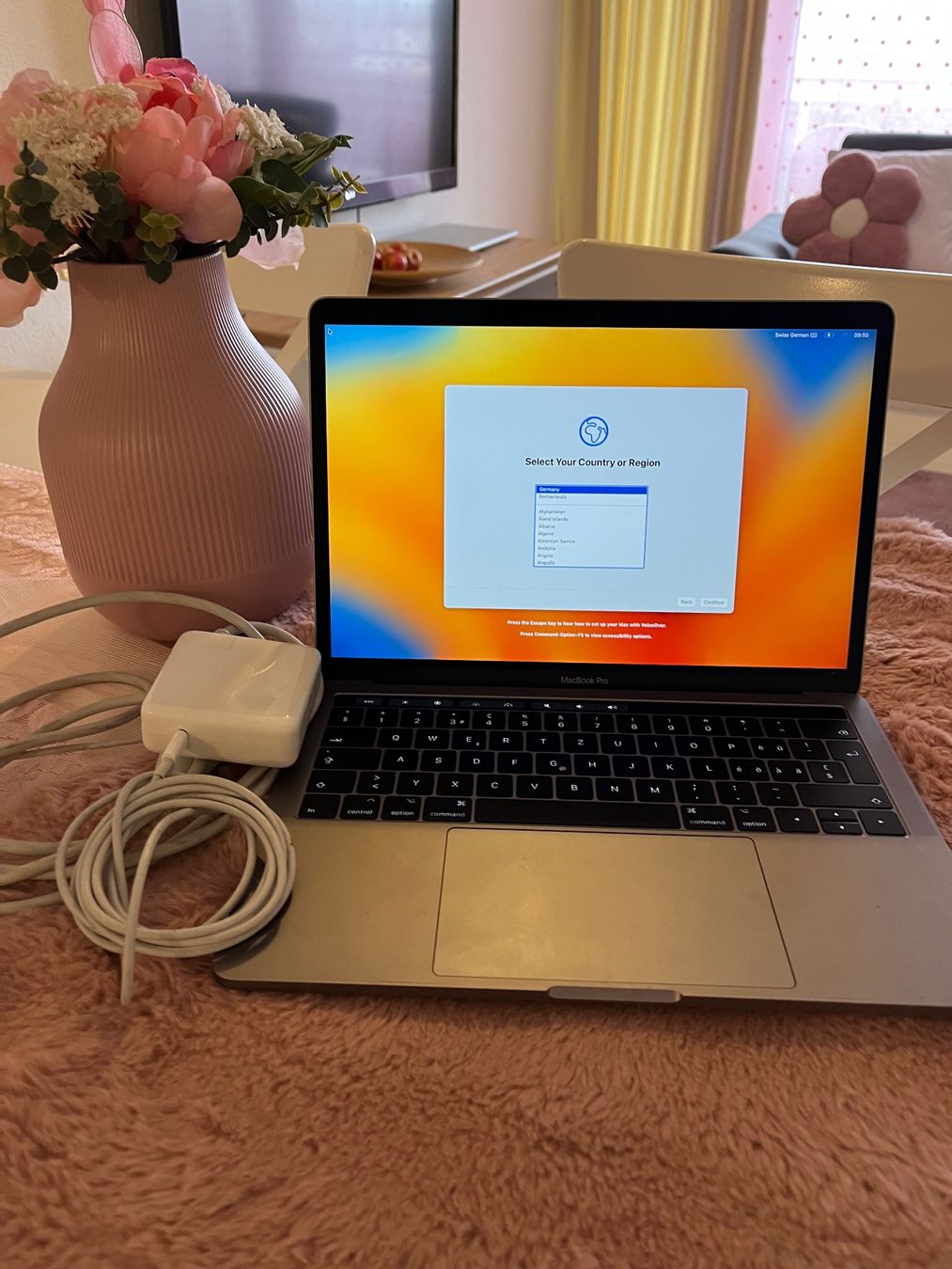 Apple Notebook: MacBook Pro A1706 EMC 3163 mit Ladegerät – Usato da Wohlen AG venduto da Sander.D