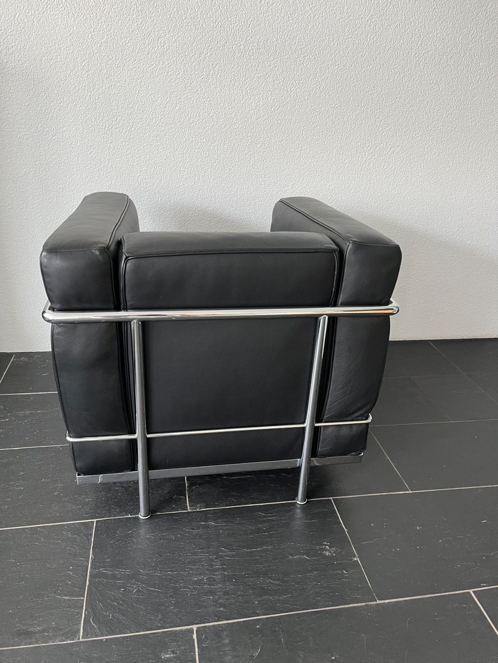 Le Corbusier Poltrone: Le Corbusier Sessel in schwarzem Leder – Usato da Volketswil venduto da hmnp 2