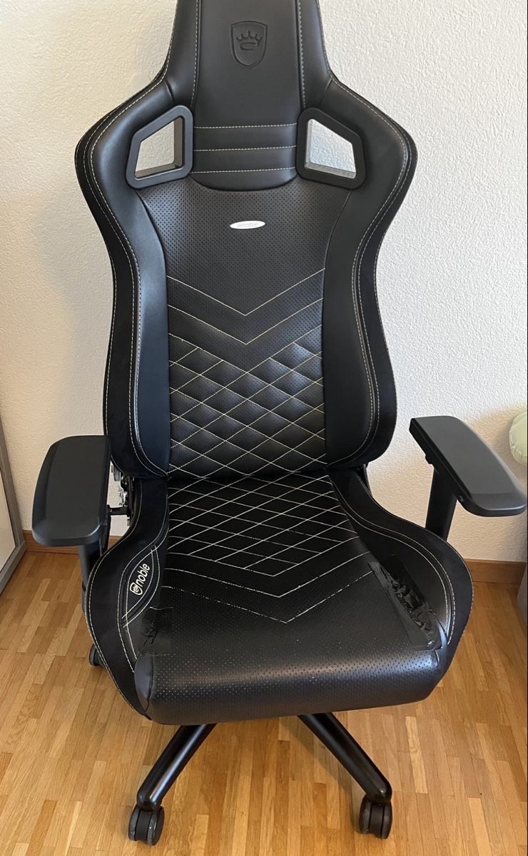 Noblechairs Sedie: Gamingstuhl von Noblechairs Epic – Difettoso da Hettlingen venduto da AumSp