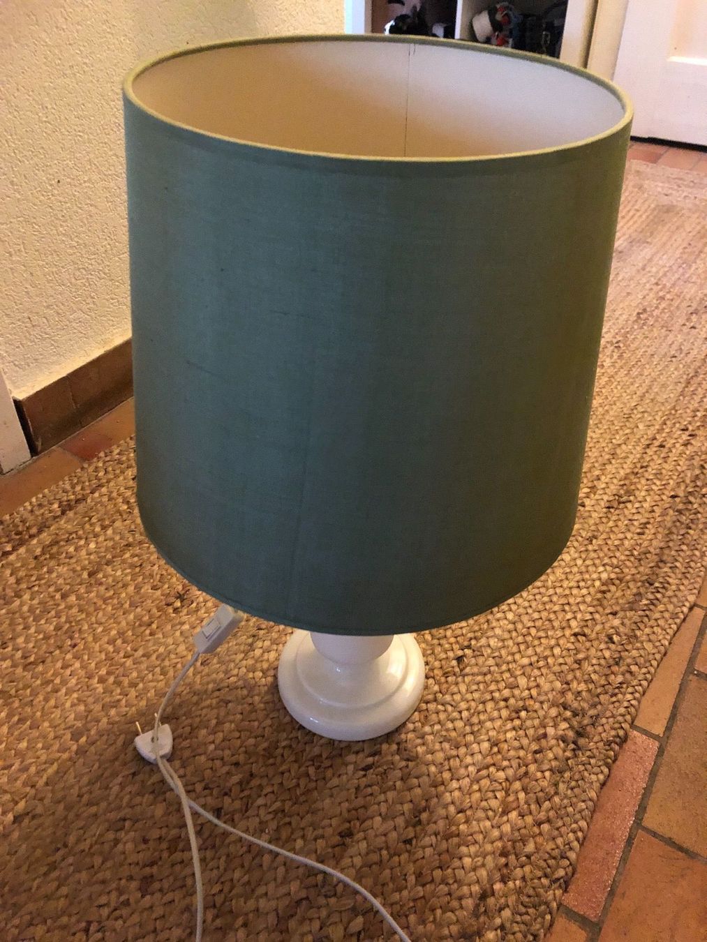 Lampade: Alte, ehrwürdige Lampe mit Opalinglas – Usato da Frauenfeld venduto da aluma14
