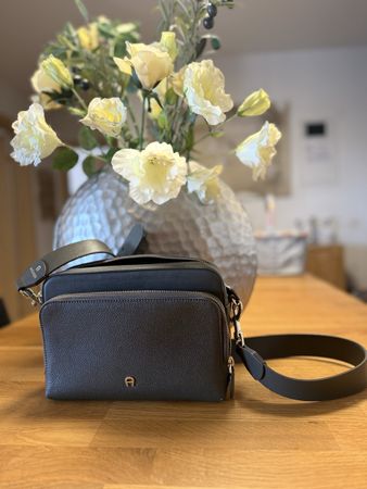 Aigner Umhängetasche Leder Olivegrün Damen mit Logo Guter Z