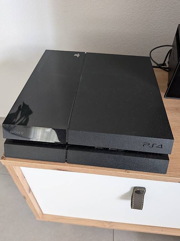 Console: PS 4 mit 2 Controller – Usato da Bauma venduto da vanessas98