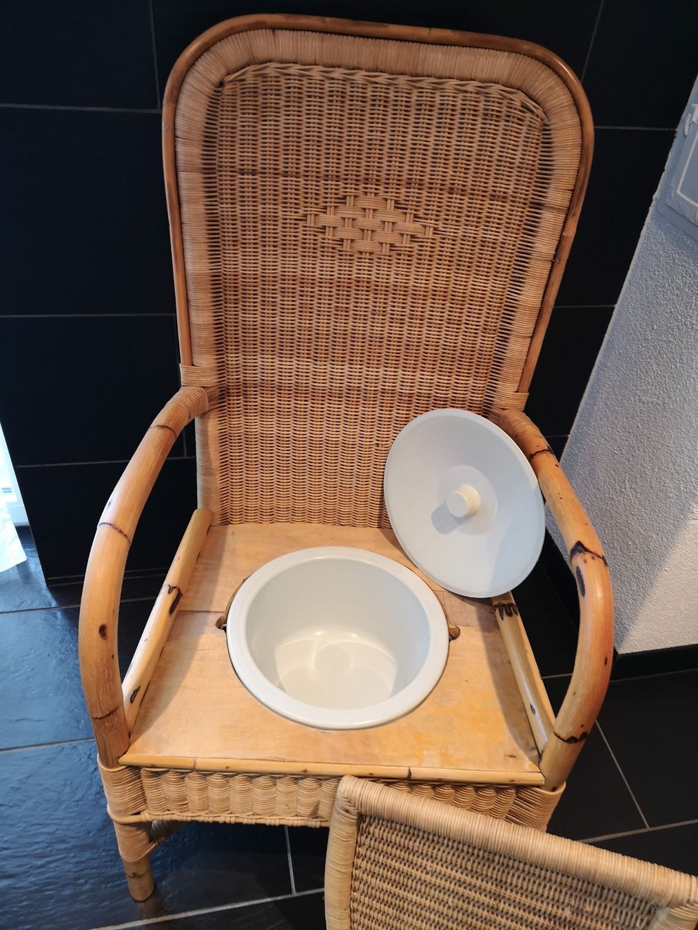 Stühle: Nachtstuhl Rattan Vintage – Gebraucht aus Berneck von Schlings 4