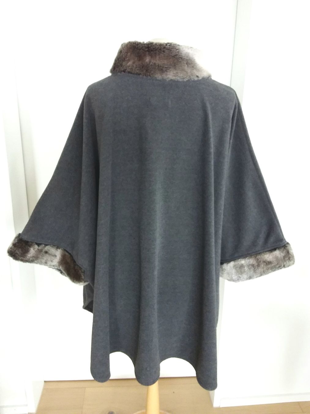 Sonstige Damenmode: Cape / Poncho – Gebraucht aus Immensee von Btrutmann 1