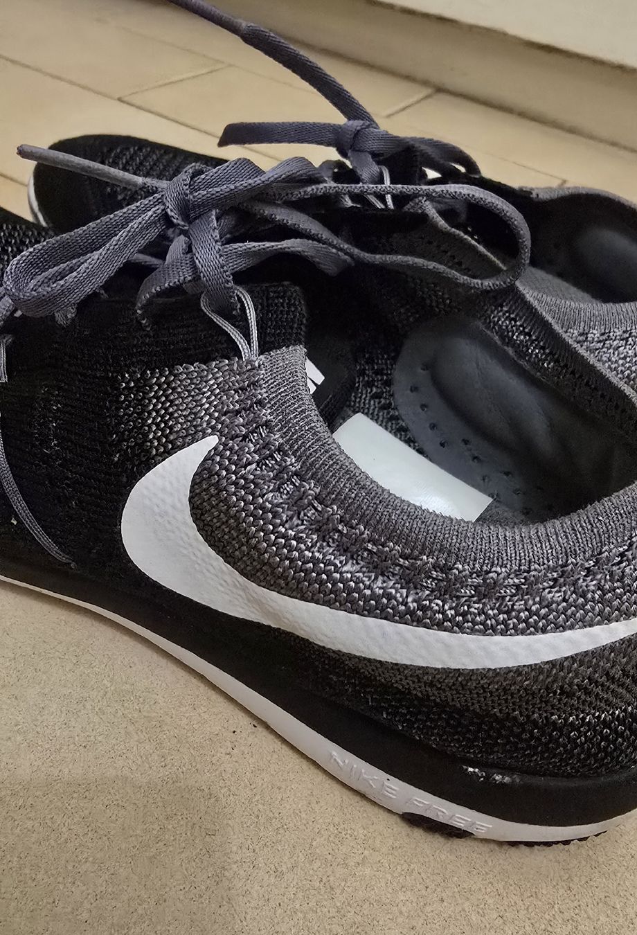 Nike Scarpe da donna: Baskets Nike Flyknit grises et noires, T36 – Usato da Genève venduto da Saleena 3