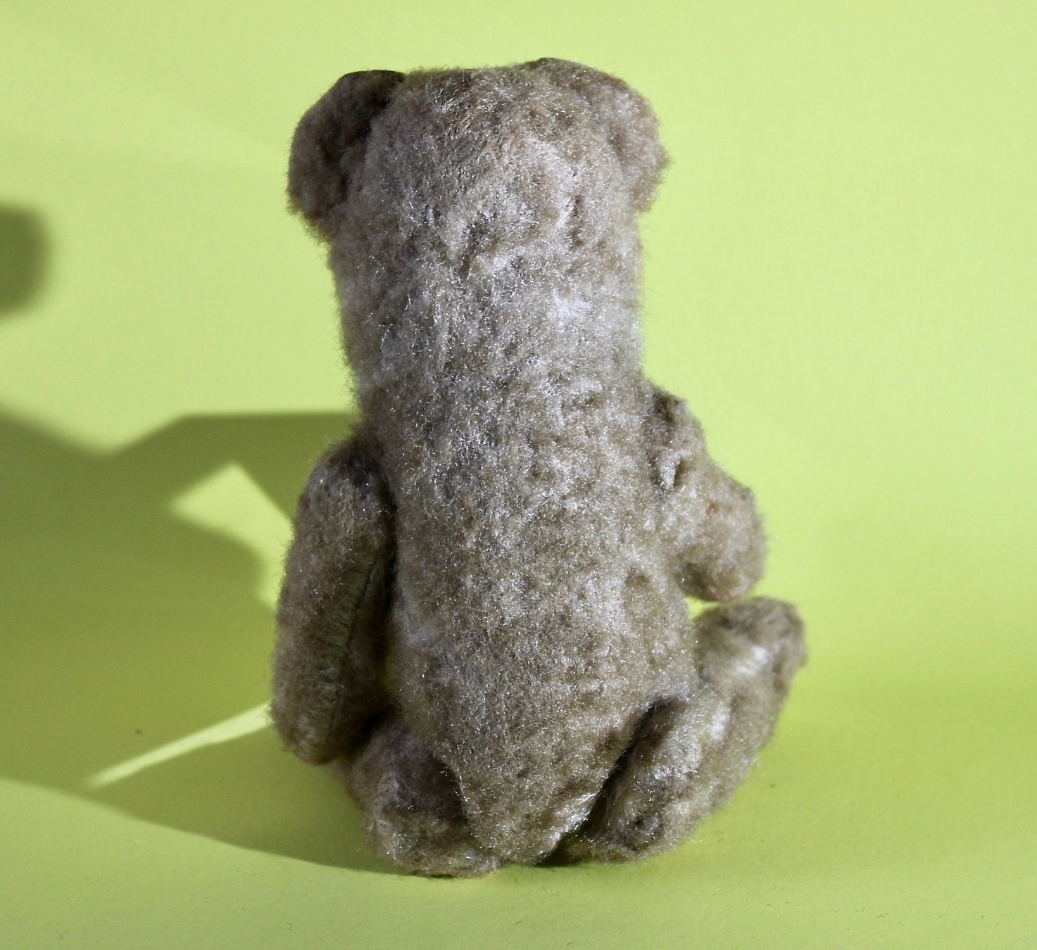 Bambole: ZWEI ALTE , STARK BESPIELTEN TEDDYBÄREN. – Usato da Grandcour venduto da Flowerstyle 9