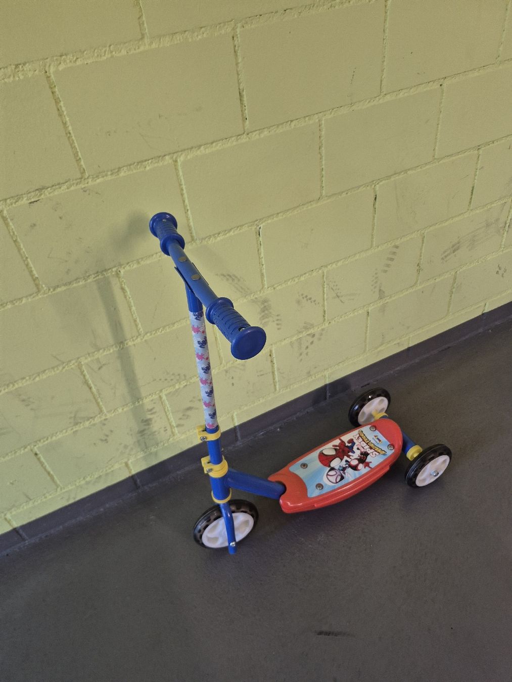 Fahrzeuge für Kinder: Kinderroller drei Räder bunt – Gebraucht aus Kloten von Pantoslocos