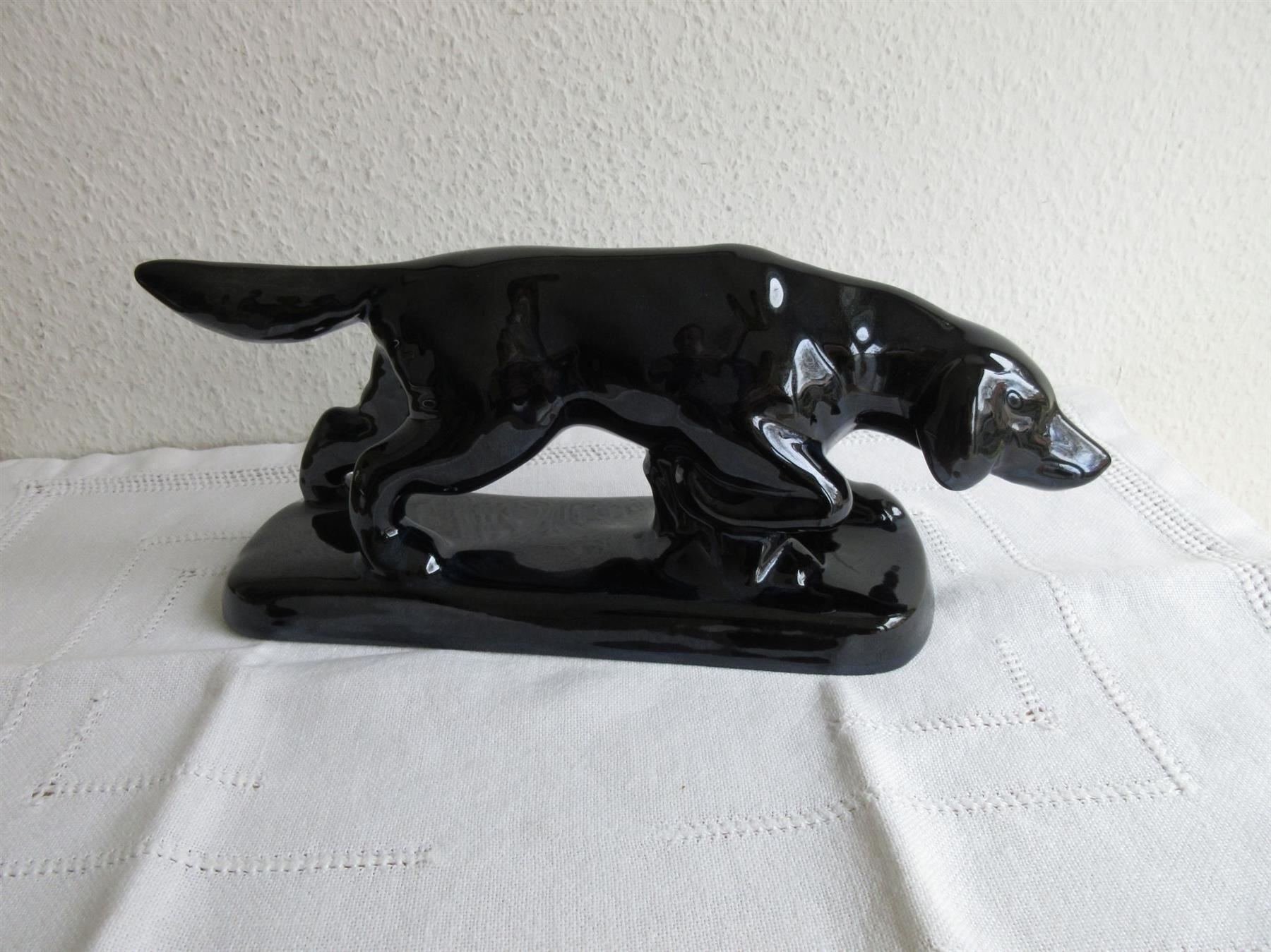Statuette: Laufen Keramik - schwarzer Jagdhund – Usato da Binningen venduto da mondoantico