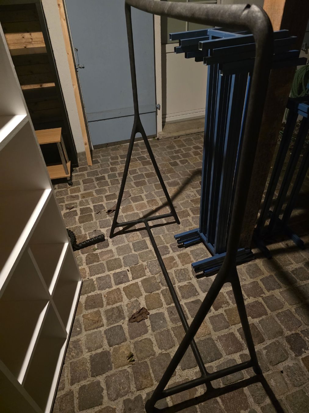 Garderobe: Kleiderständer, sehr stabil, Top Zustand! – Gebraucht aus Winterthur von DeRiis