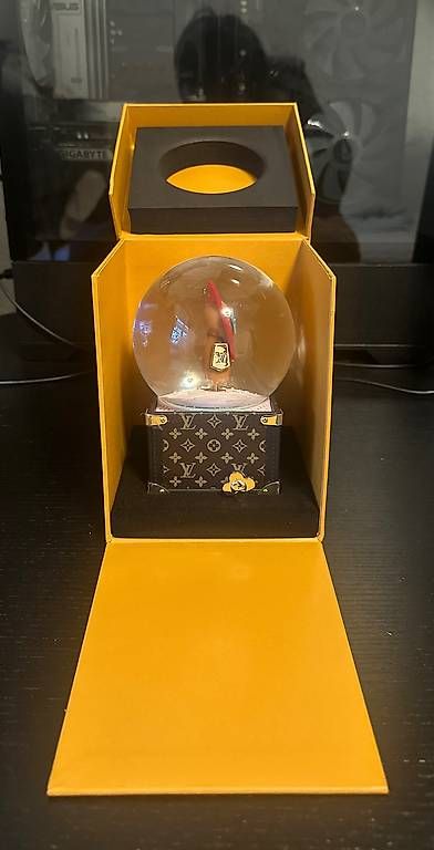Tutte le decorazioni: Louis Vuitton Vivienne Schneekugel  – Nuovo e nell'imballaggio originale da Basel venduto da kyl_l5ml