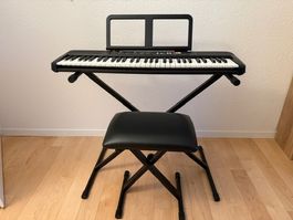 Keyboard von YAMAHA, inkl. Stuhl, Notenständer + Stromkabel