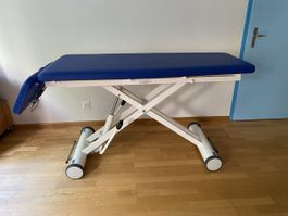 Behandlungsliege hydraulisch höhenverstellbar