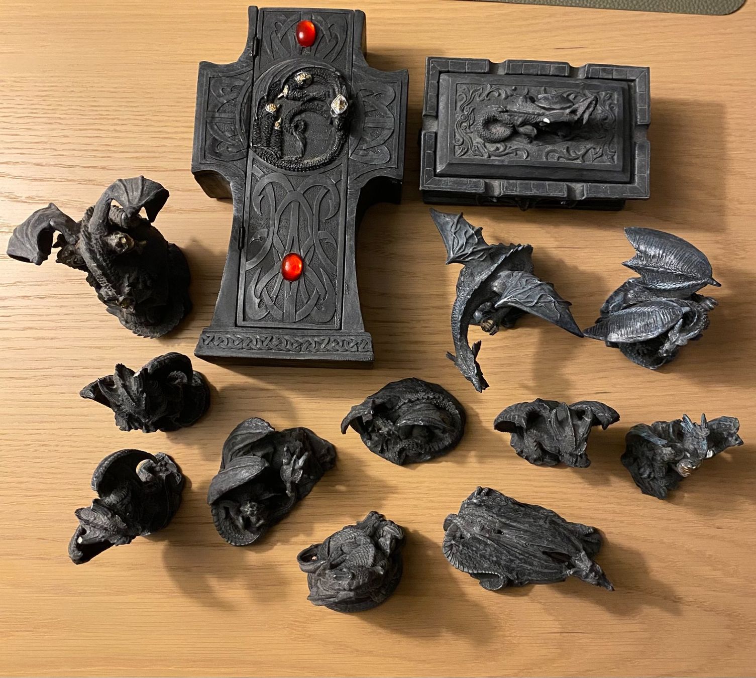 Statuette: Drachenfiguren, Grabstein und Truhe – Nuovo (secondo la descrizione) da Bern venduto da Maschgulain