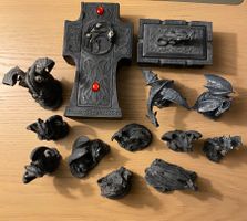 Drachenfiguren, Grabstein und Truhe