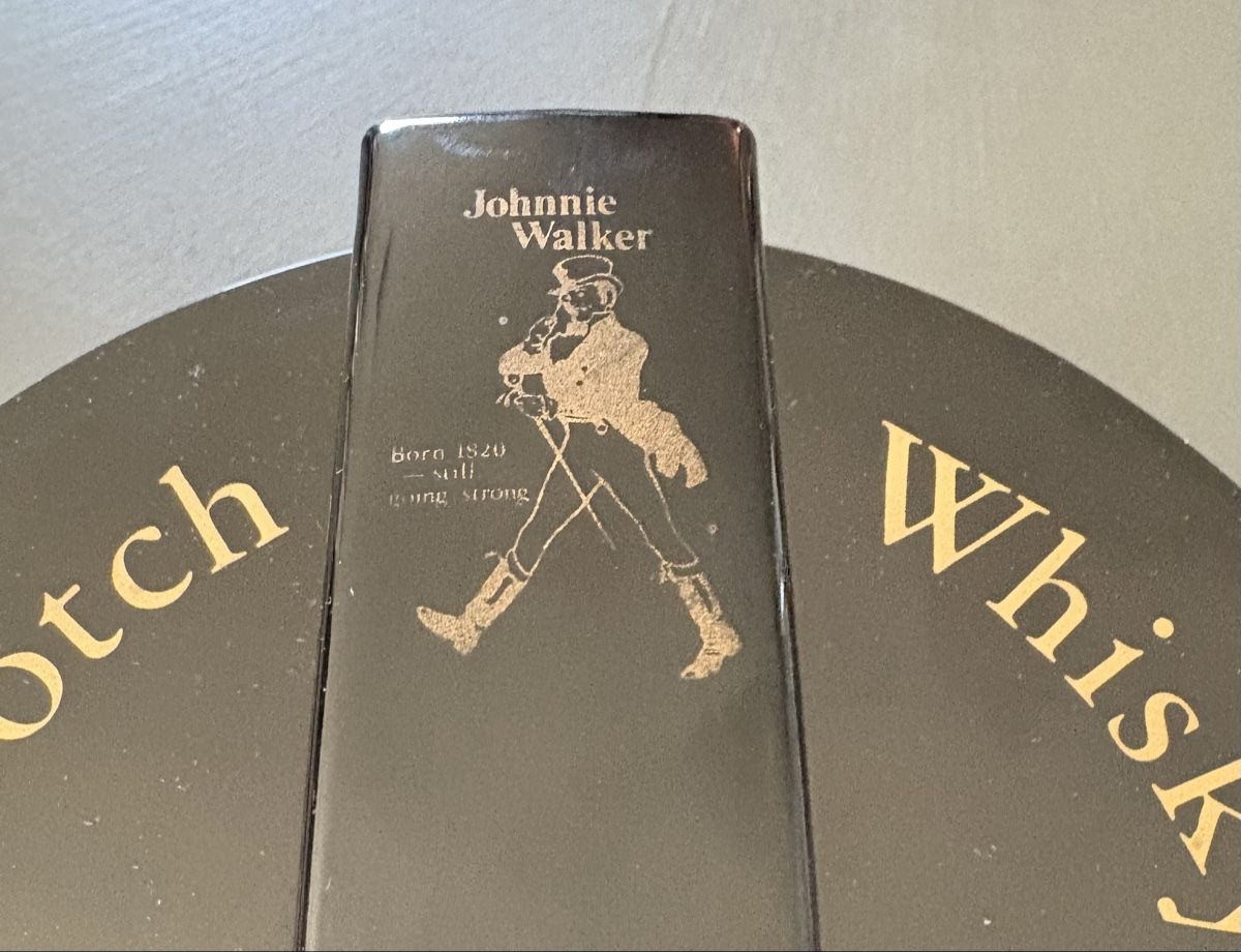 Contenitori & Simili: Johnnie Walker Scotch Whisky Eisbehälter Curling Stein Rot – Usato da Münsingen venduto da Rehtre 3