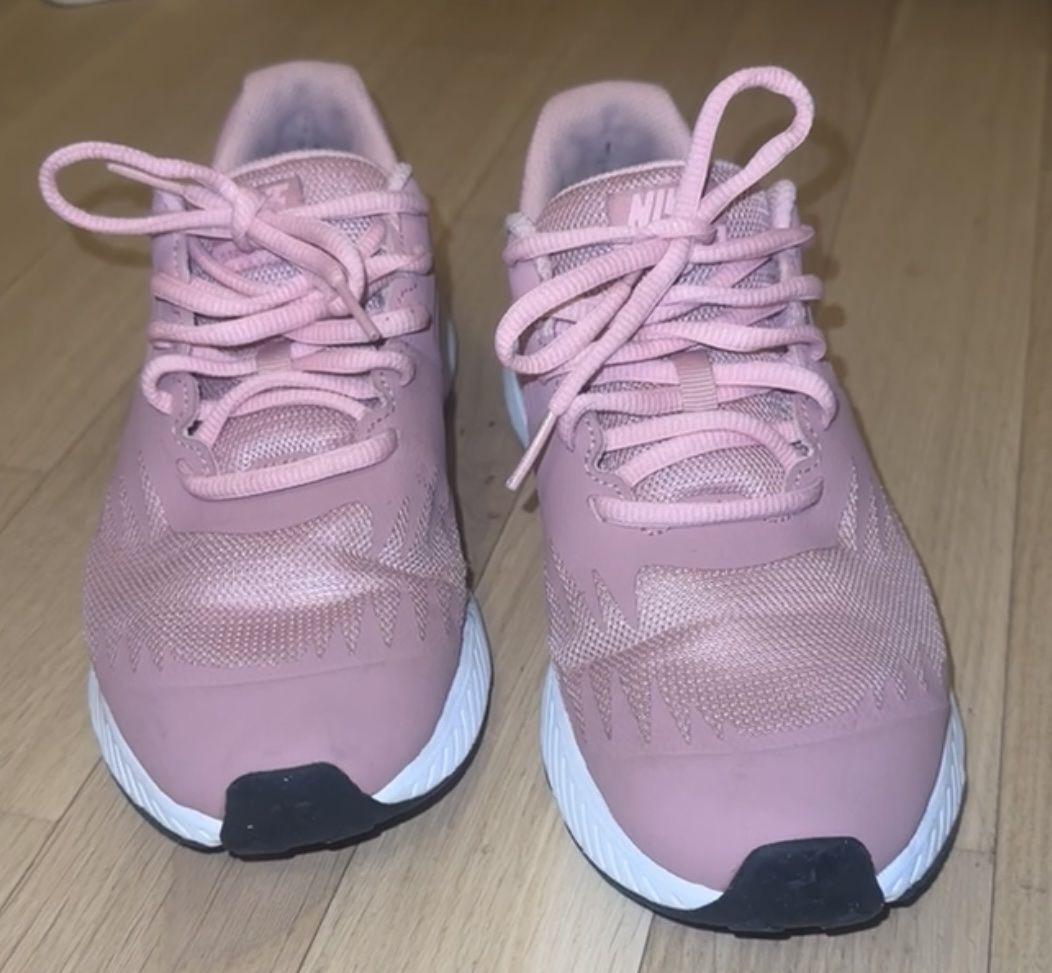 Nike Scarpe per ragazzi: Hell Pinke Kinder Nike Sneaker – Usato da Bülach venduto da RuShe_
