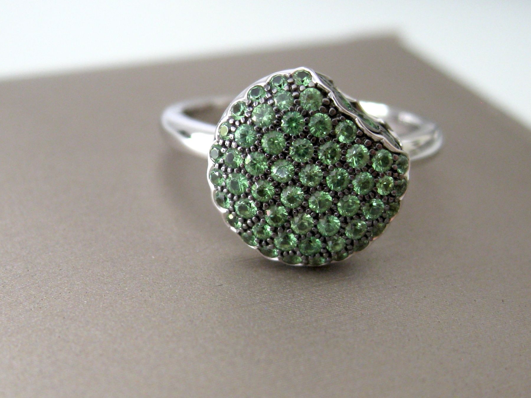 Boucheron Ringe: Bague Boucheron "Tentation Macaron", ornée de Tsavorites. – Neu (gemäss Beschreibung) aus Geneve von iBest 1