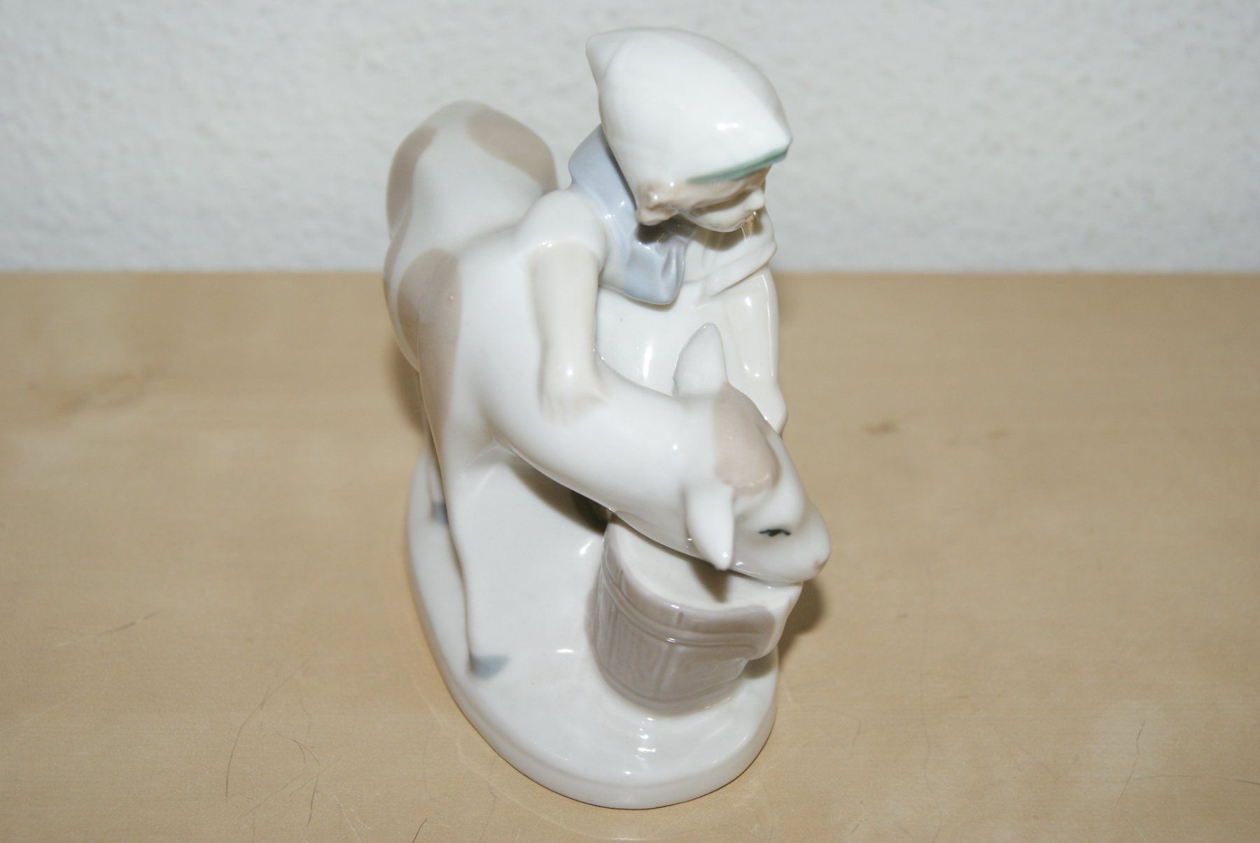 Statuette: Prozellanfigur BAUERNMÄDCHEN MIT Kalb – Usato da Zürich venduto da Widi1 2