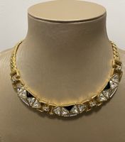 Edles goldfarbenes Modeschmuck-Collier mit funkelnden Steine