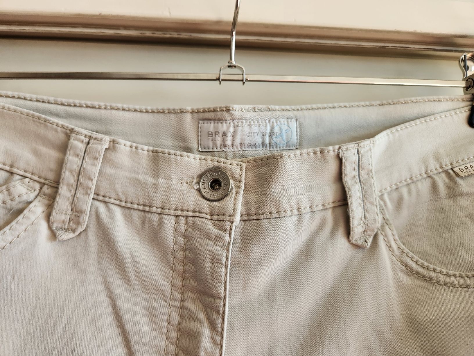 Brax Jeans: Brax jeans beige sable. Taille US 27/32 – Gebraucht aus Lausanne von man_rw9q 3