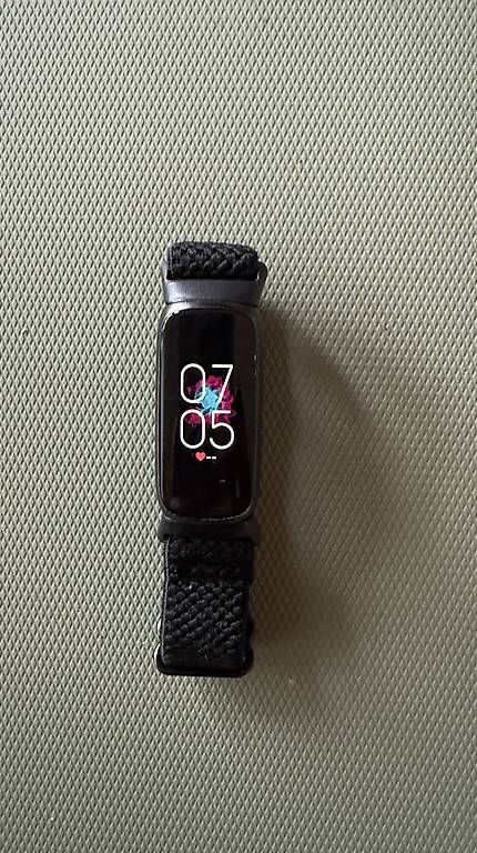 Smartwatch: Fitbit Luxe mit 3 Armbändern – Usato da Zürich venduto da sab_bl7c