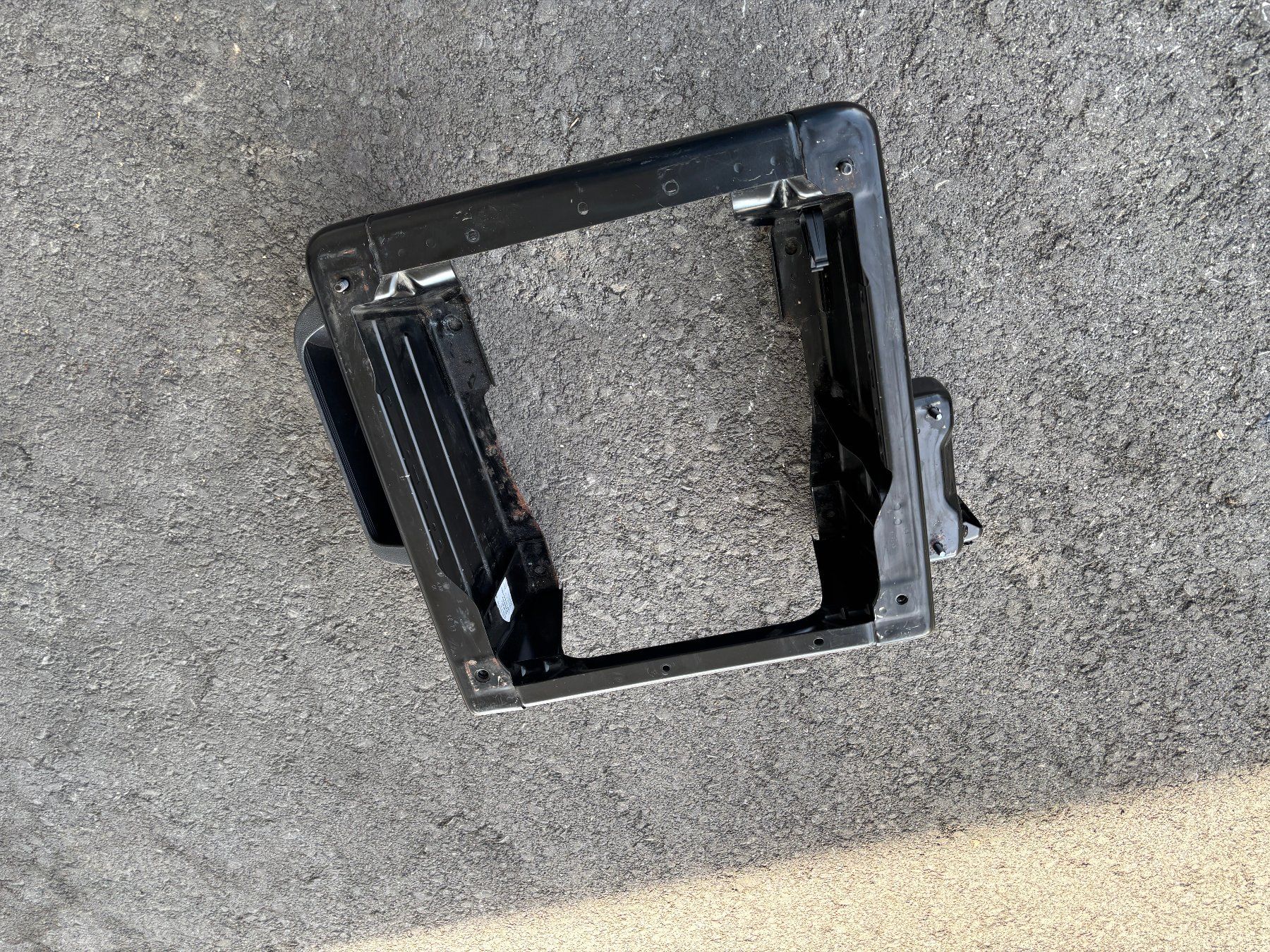 VW Tutti pezzi di ricambio auto: VW T5 Sitzkonsole – Usato da Gams venduto da mir_n5kk 3