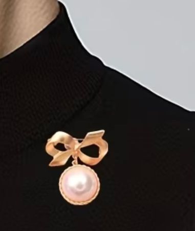 Jolie broche dorée comme neuve 5,5. x 4,5