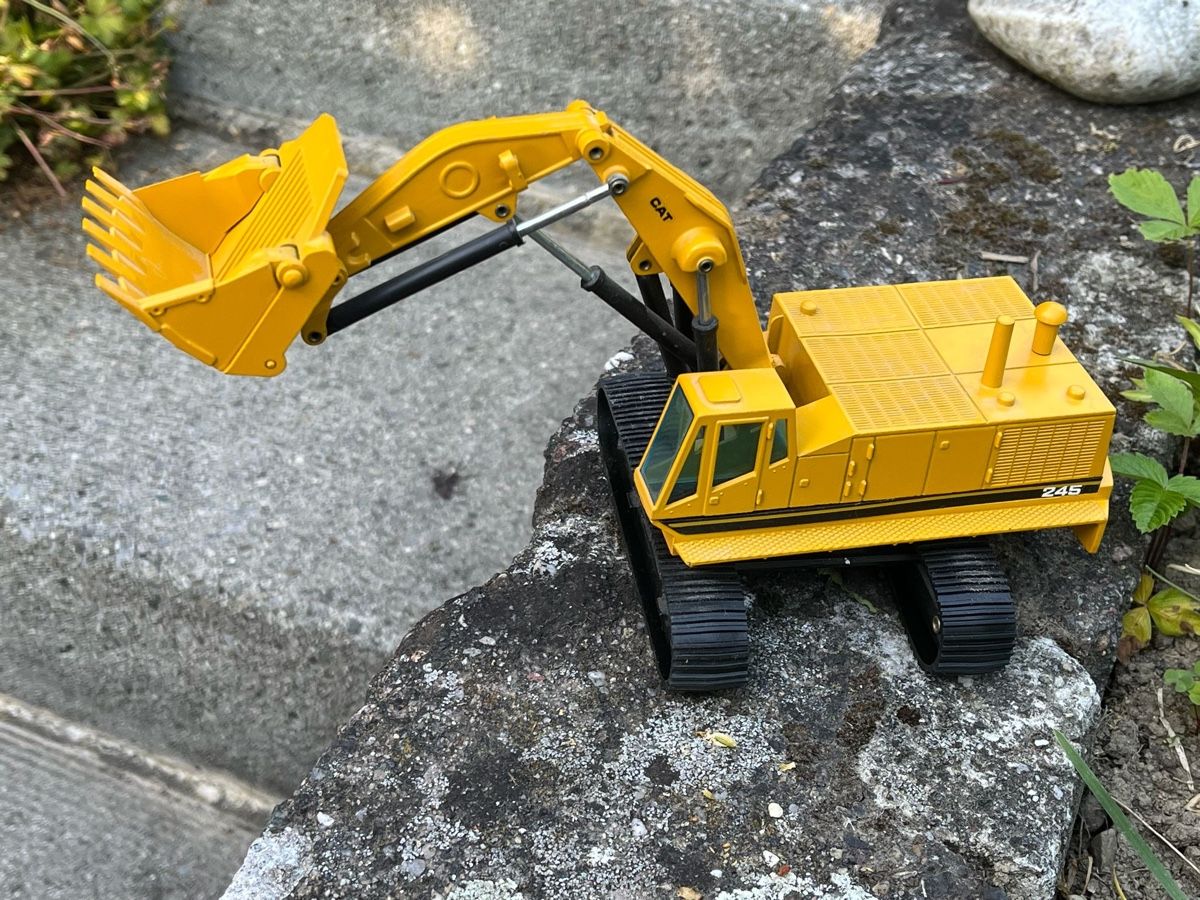 Caterpillar Kit di modellismo & Modellini statici: Modell CAT 245 Raupenbagger – Usato da Arch venduto da UrsusC46 2