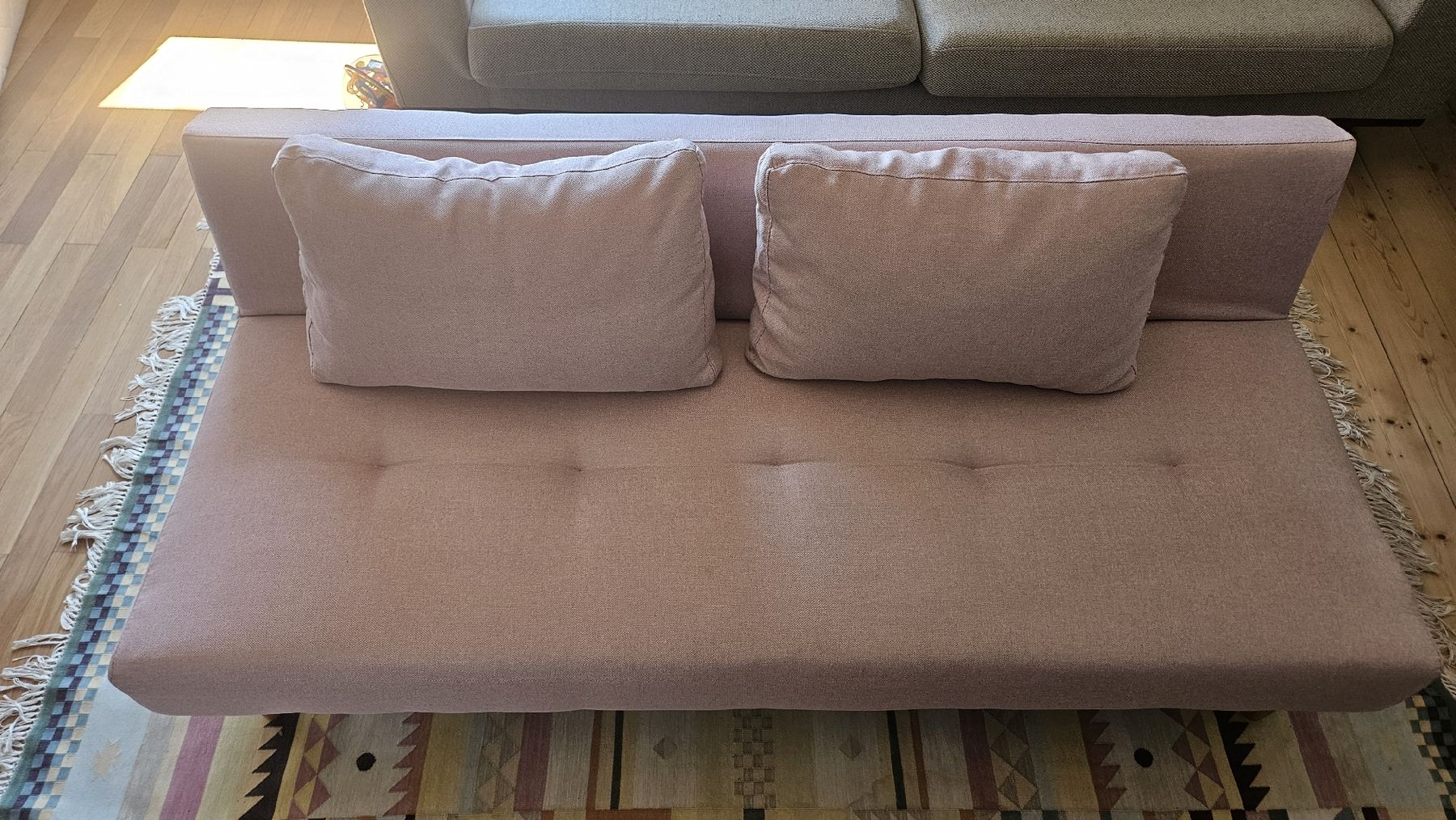Divani: Schlafsofa rosa Stoff gut erhalten 3-Sitzer – Usato da Wädenswil venduto da doobe