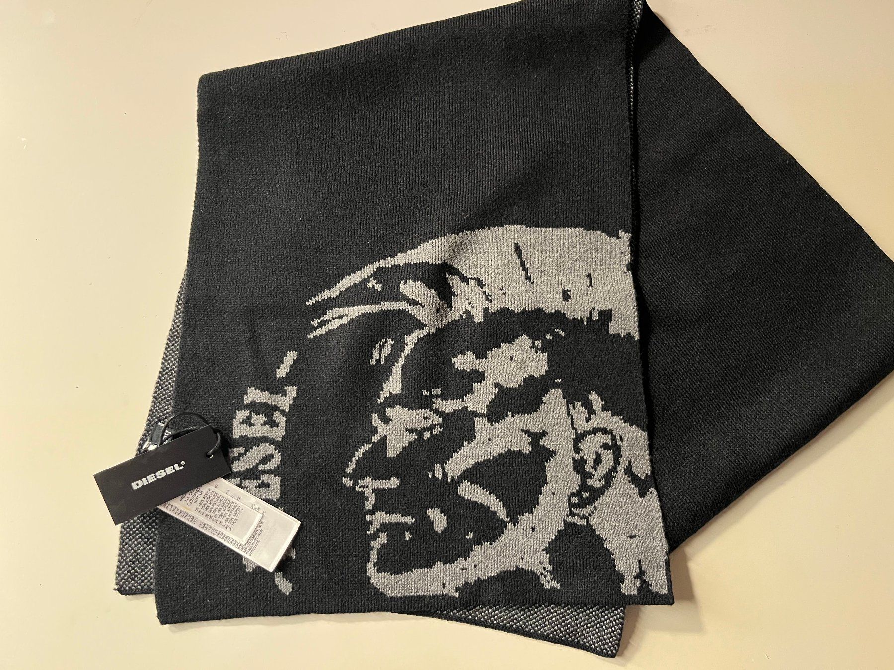 Diesel Foulard & Sciarpe: Écharpe Diesel NEUVE noir et gris – Nuovo (secondo la descrizione) da Murten venduto da Xanax200mg