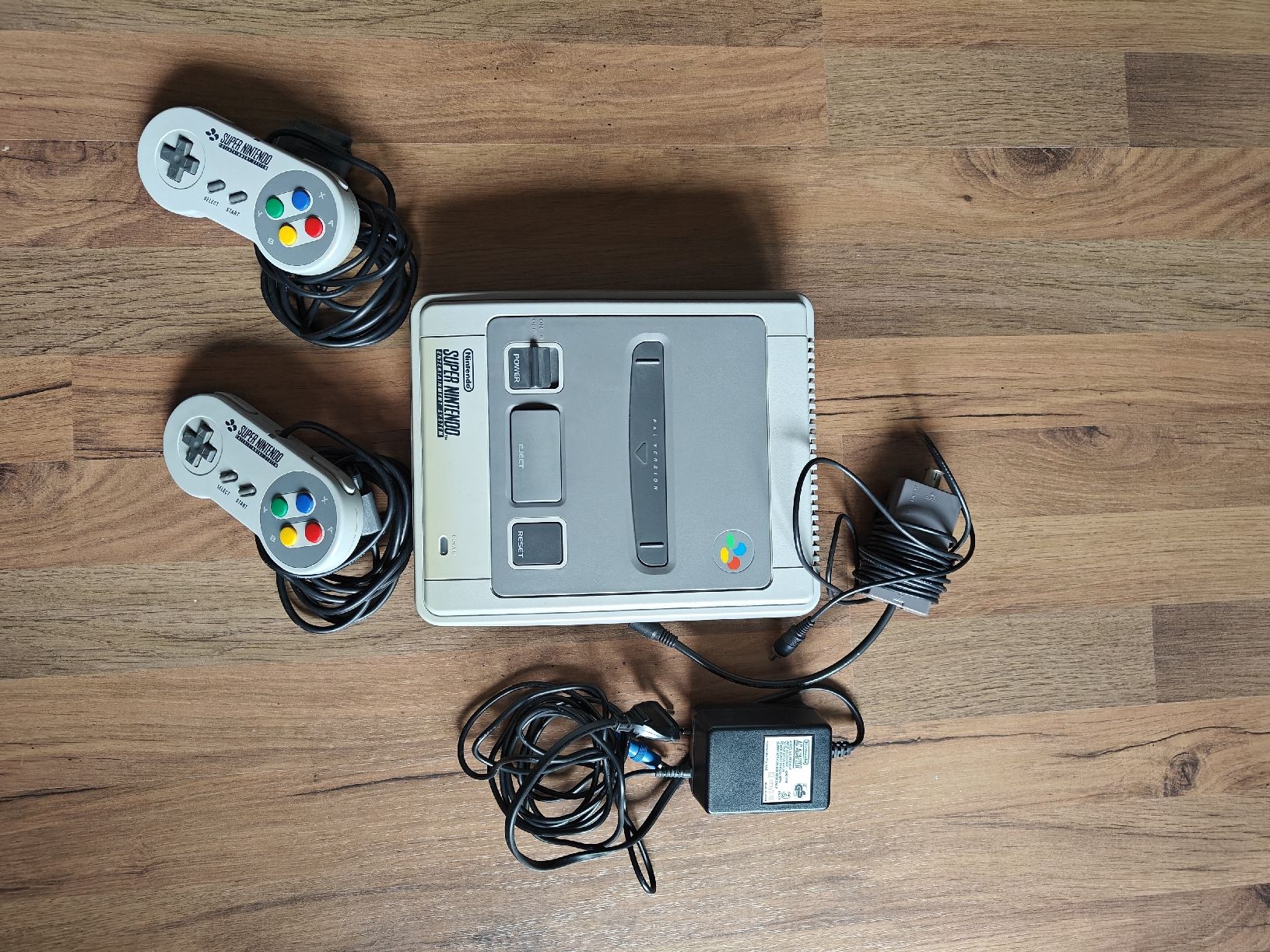 Nintendo Console: Super Nintendo SNES Konsole mit 2 Controllern – Usato da Unterengstringen venduto da JsPh 1