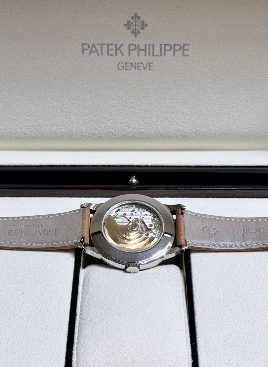 Patek Philippe Montres: Patek Philippe Weekly Calendar 5212A – D'occasion à Zürich par WATCHROOM 6