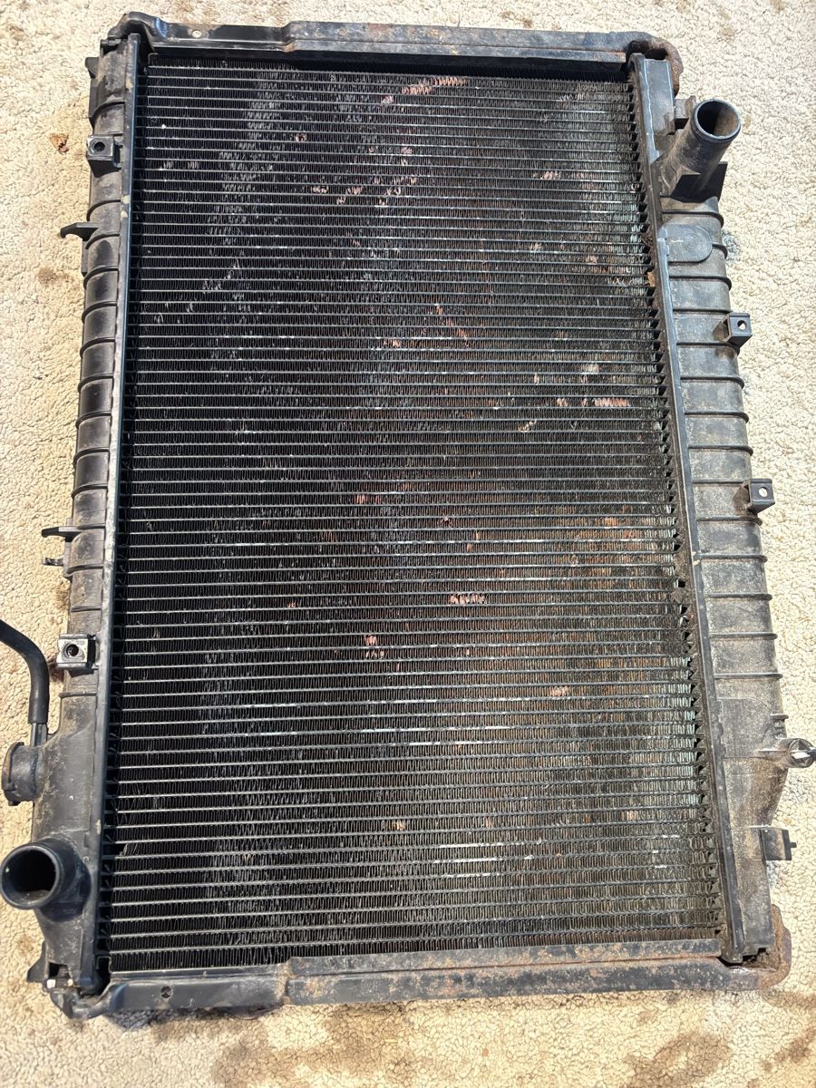 Toyota Tutti pezzi di ricambio auto: Landcruiser HDJ80 radiator – Usato da Neuenegg venduto da Carhunt9