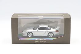 Porsche 911 996 GT2 2001 1:43 Minichamps
